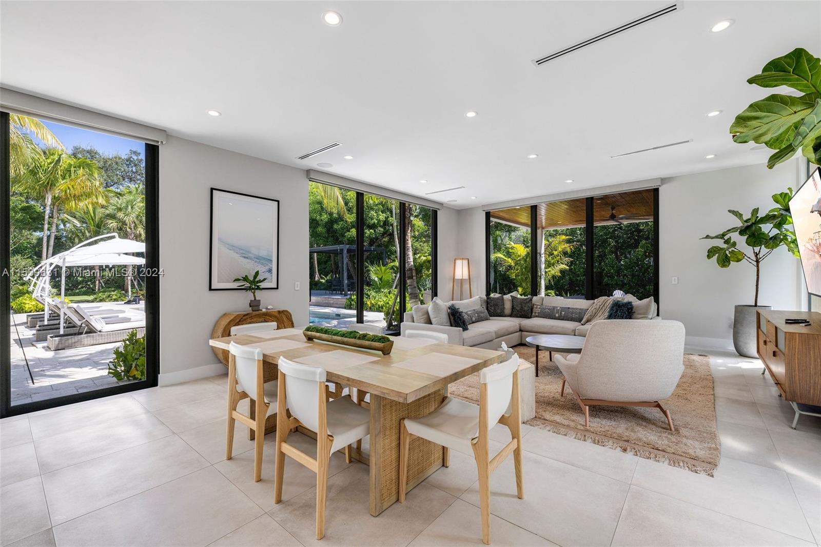 TOWN & RANCH ESTS - Residential