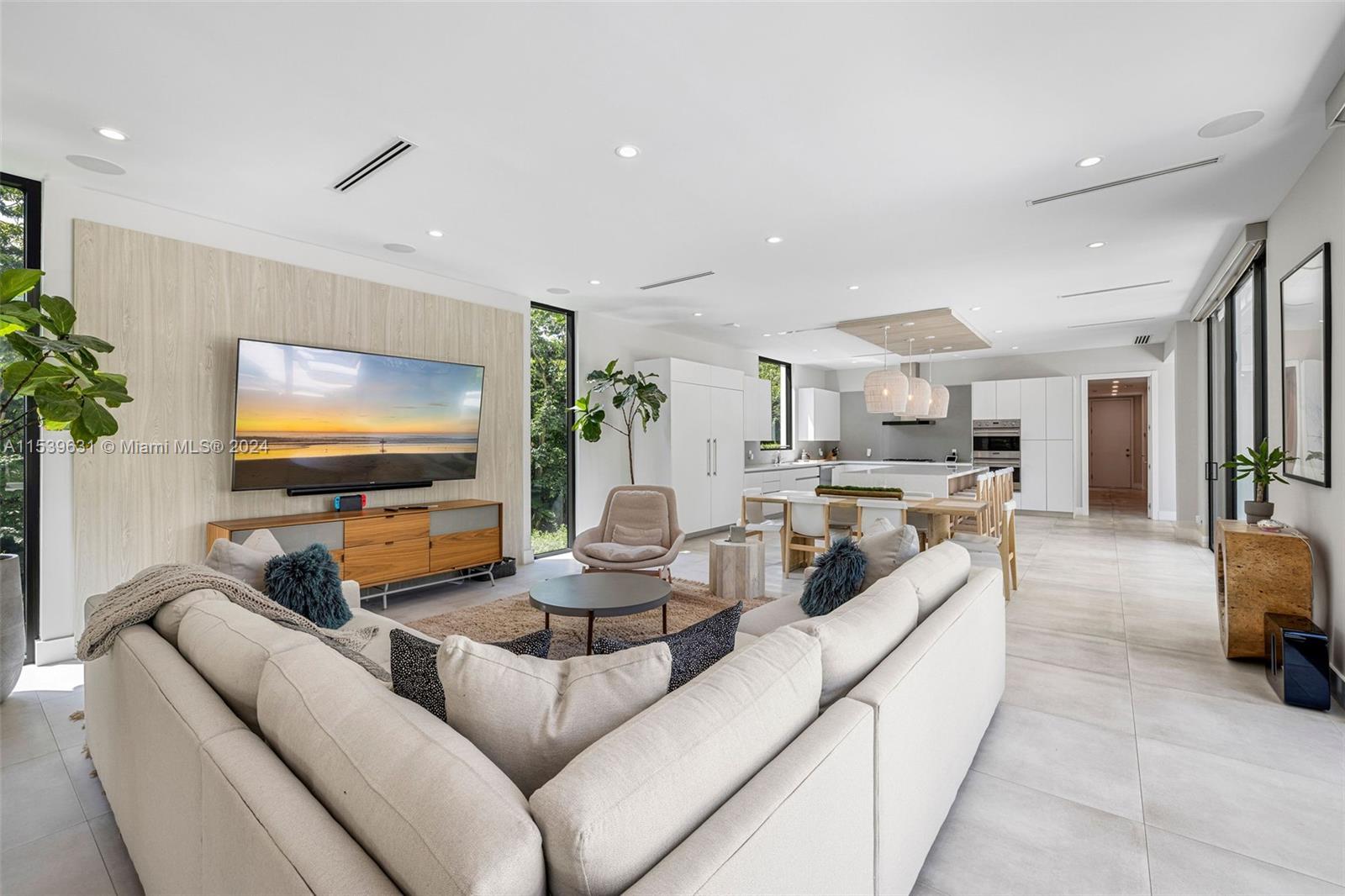 TOWN & RANCH ESTS - Residential