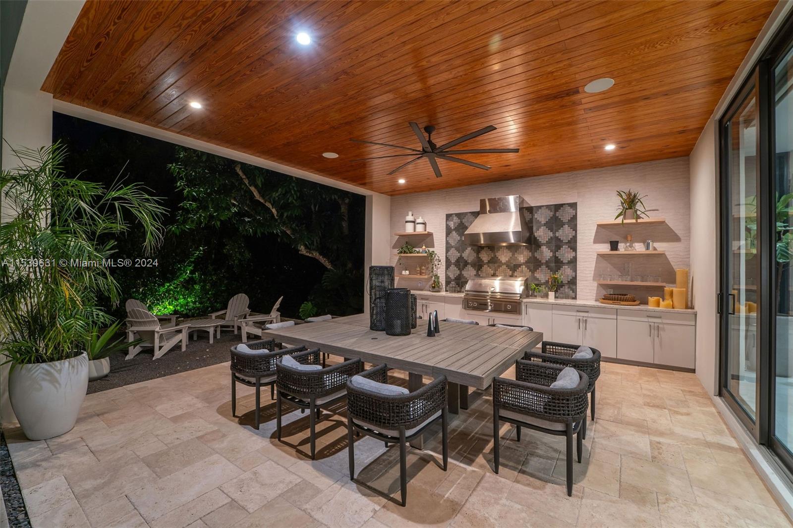 TOWN & RANCH ESTS - Residential