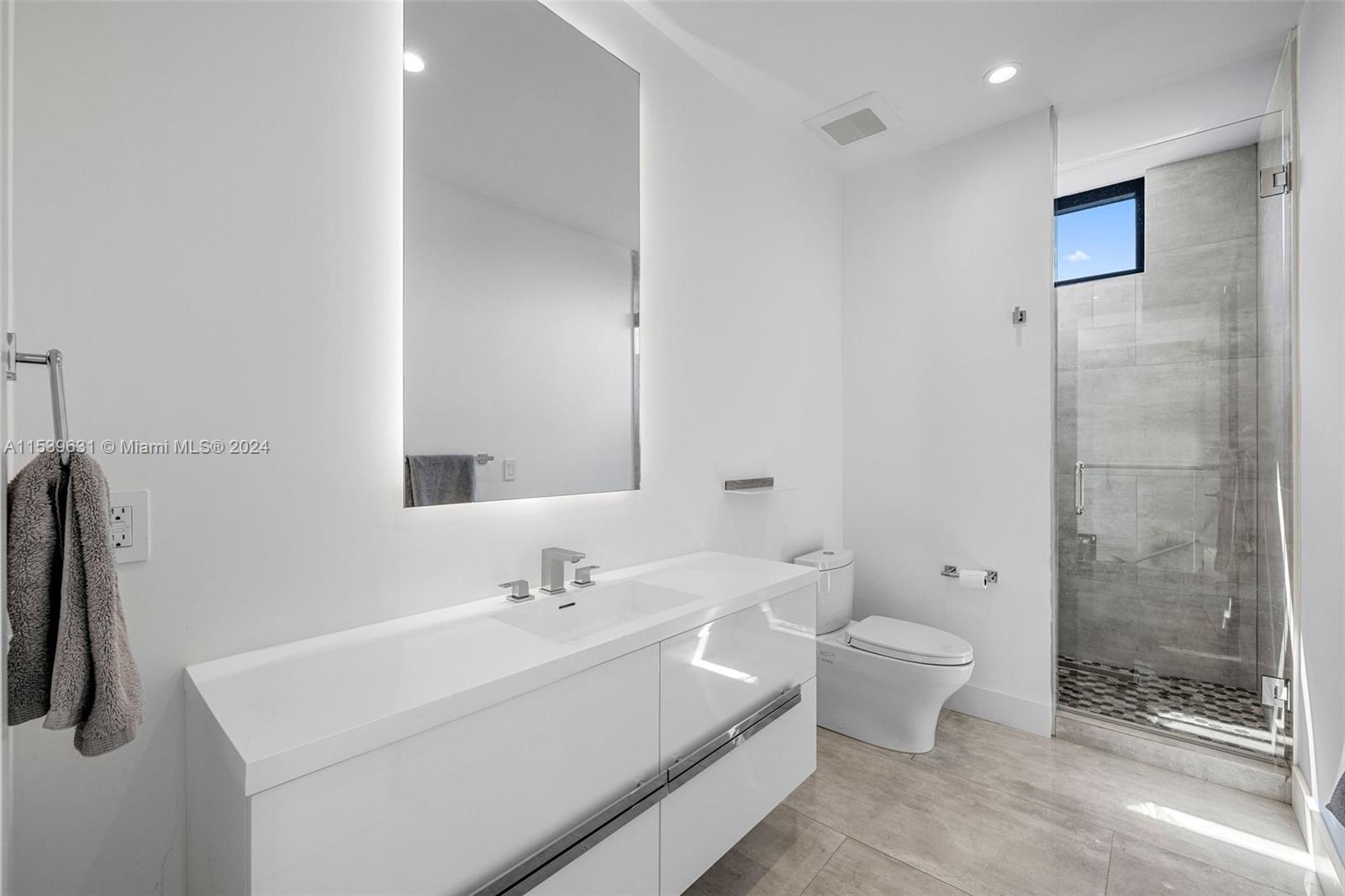 TOWN & RANCH ESTS - Residential