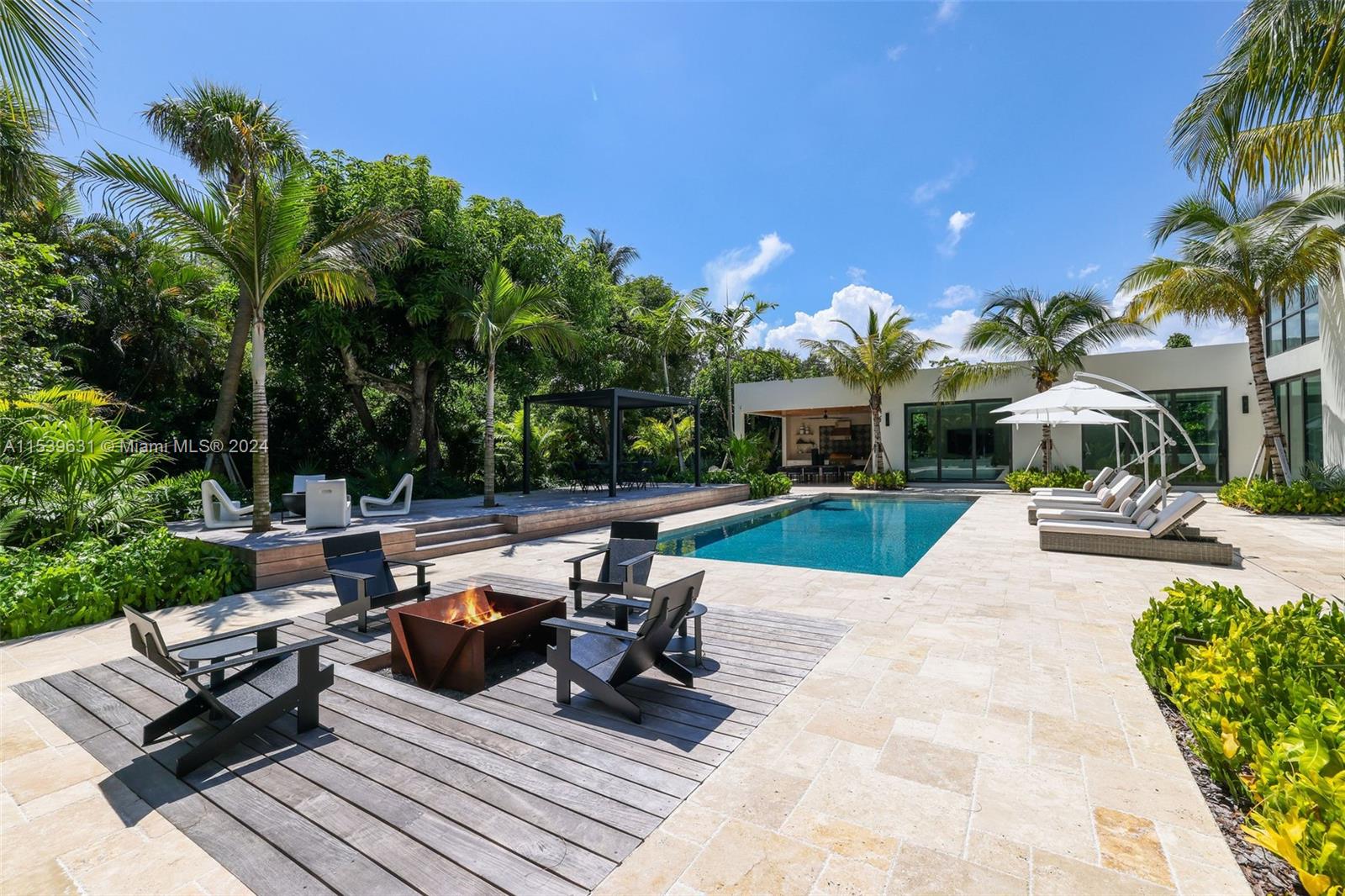 TOWN & RANCH ESTS - Residential