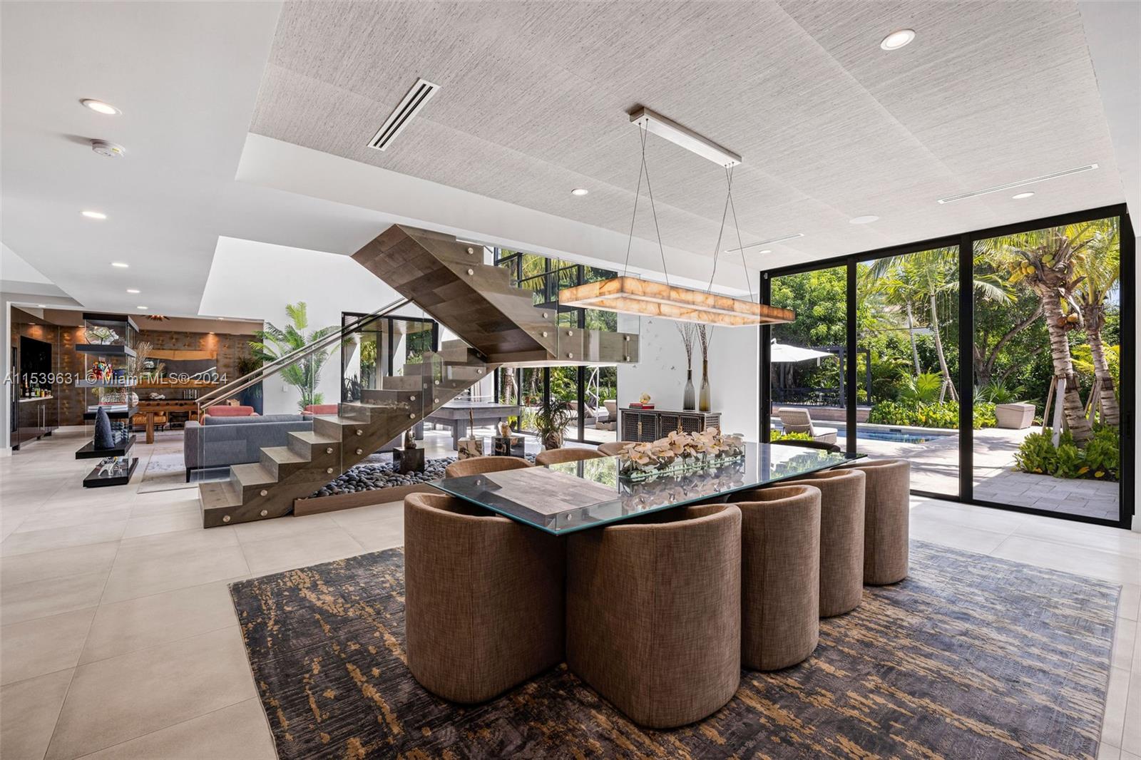 TOWN & RANCH ESTS - Residential