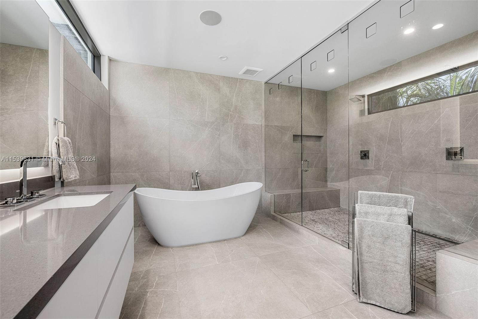 TOWN & RANCH ESTS - Residential