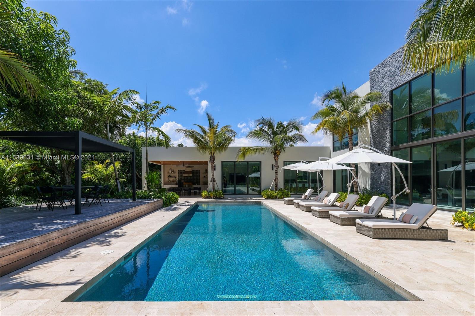 TOWN & RANCH ESTS - Residential