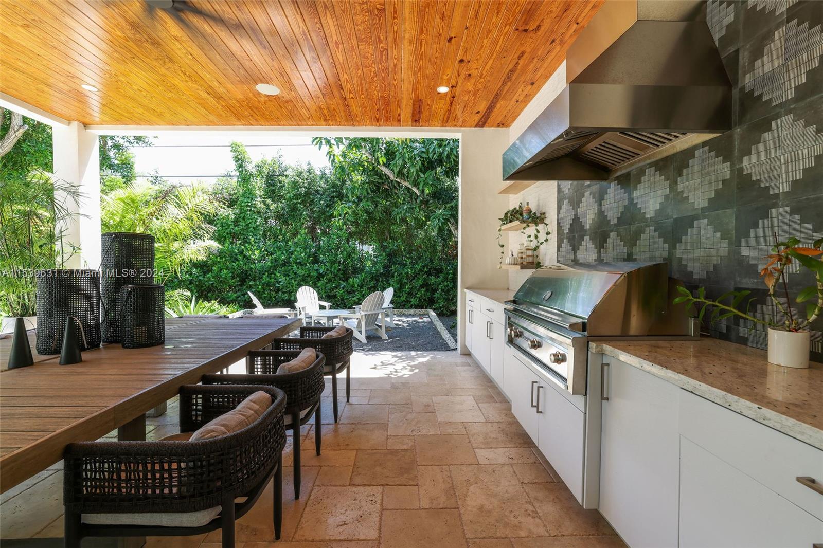 TOWN & RANCH ESTS - Residential