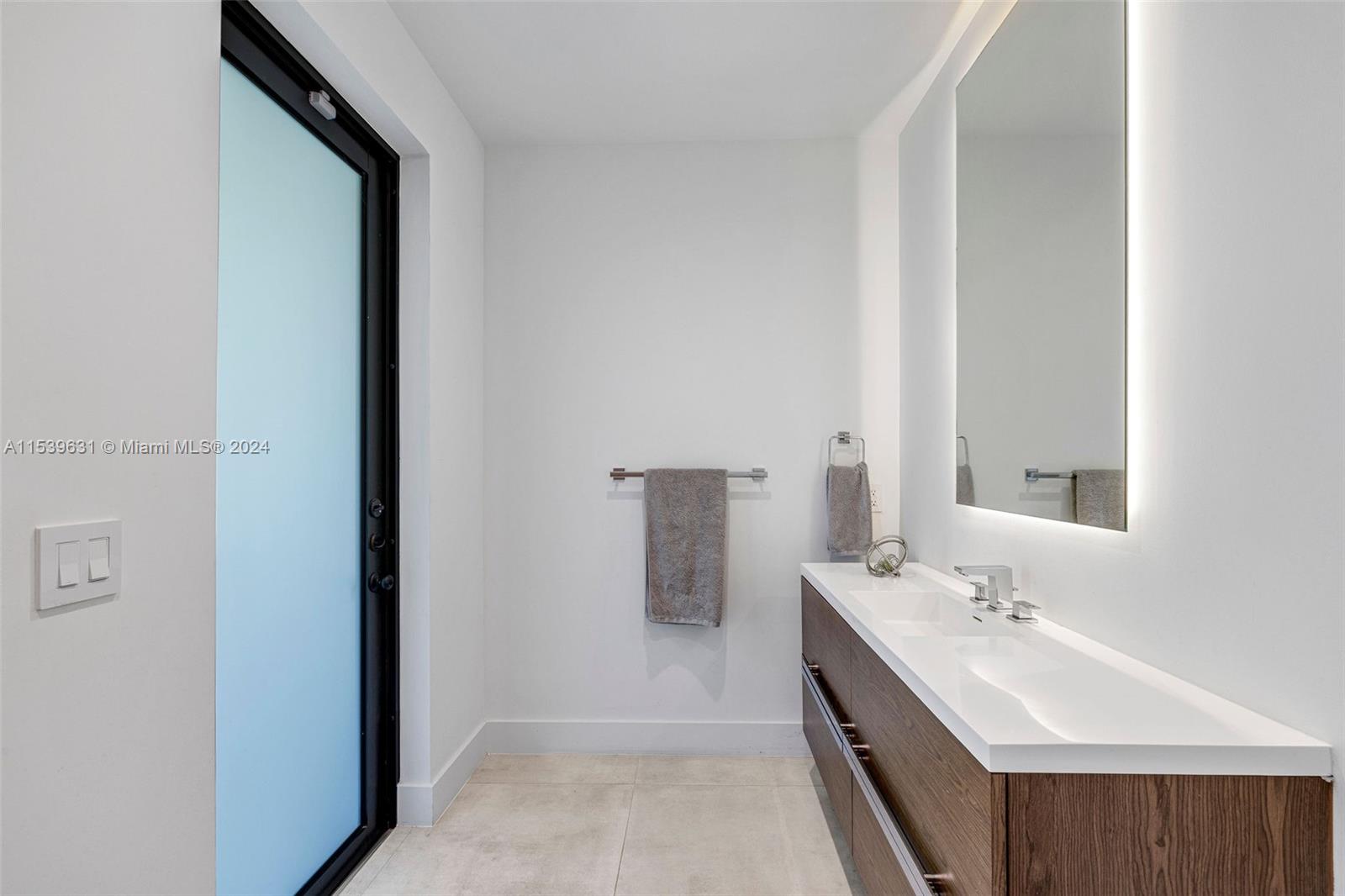 TOWN & RANCH ESTS - Residential