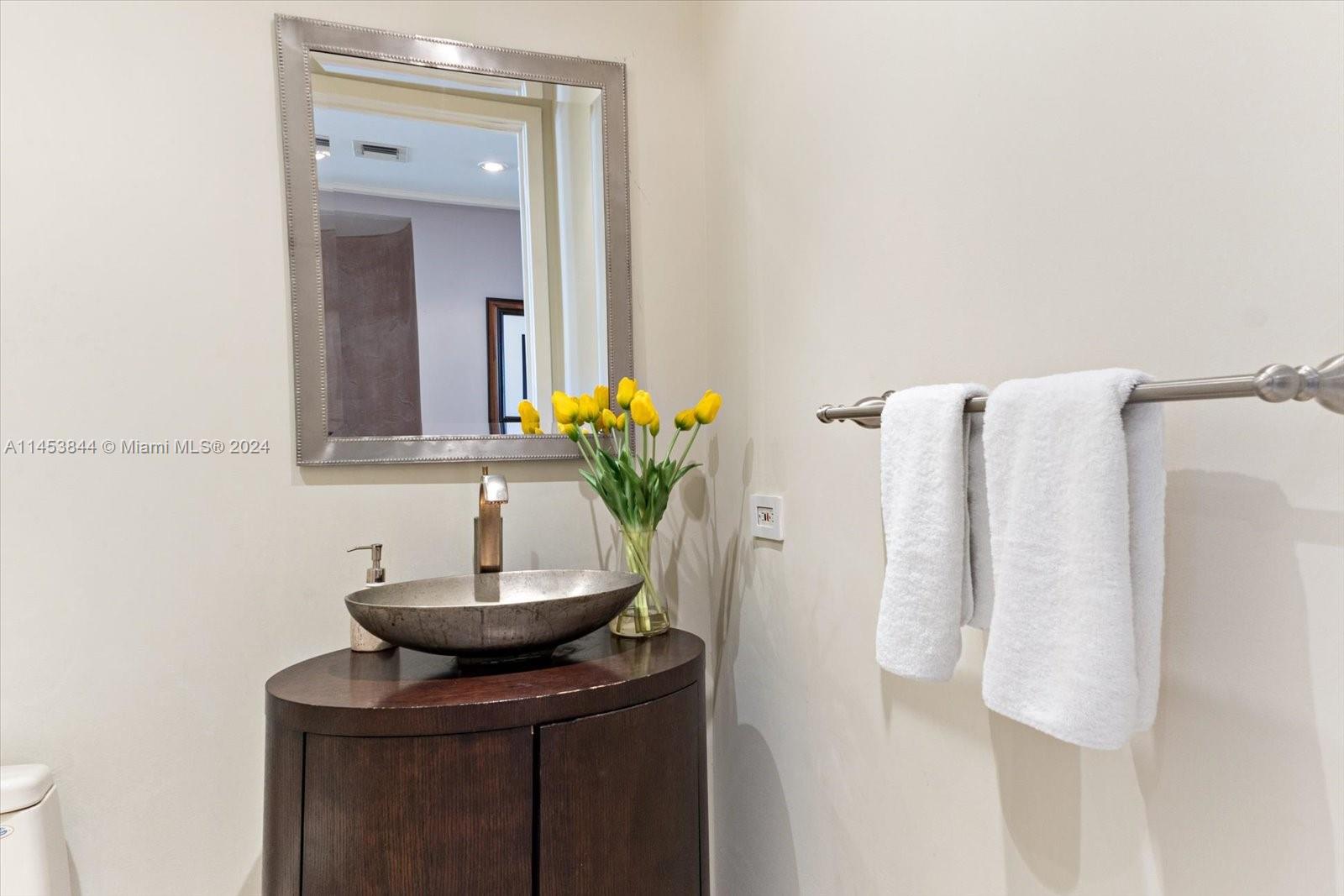 BAYVIEW AT FISHER ISL CON - Residential