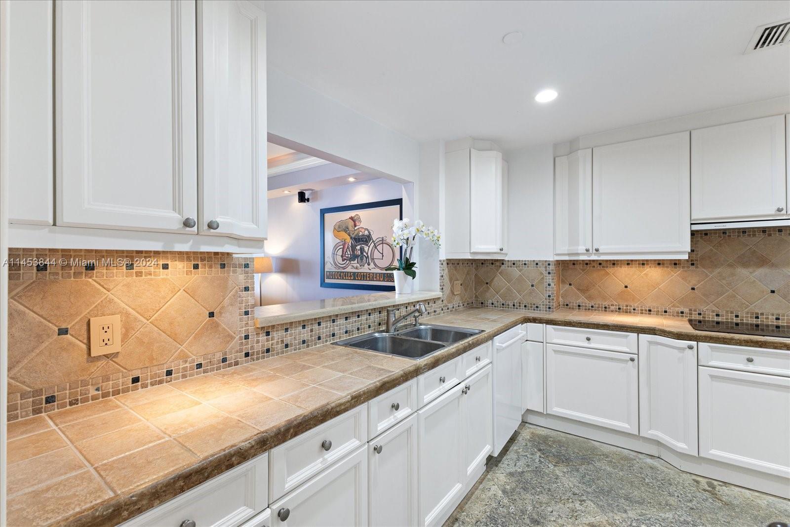 BAYVIEW AT FISHER ISL CON - Residential