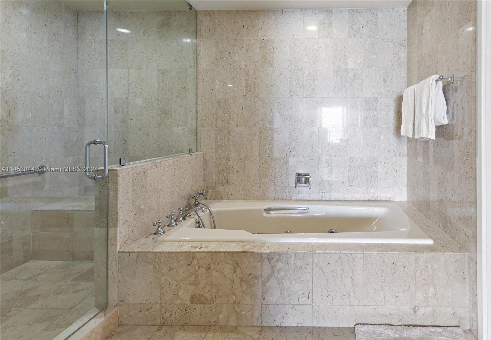 BAYVIEW AT FISHER ISL CON - Residential