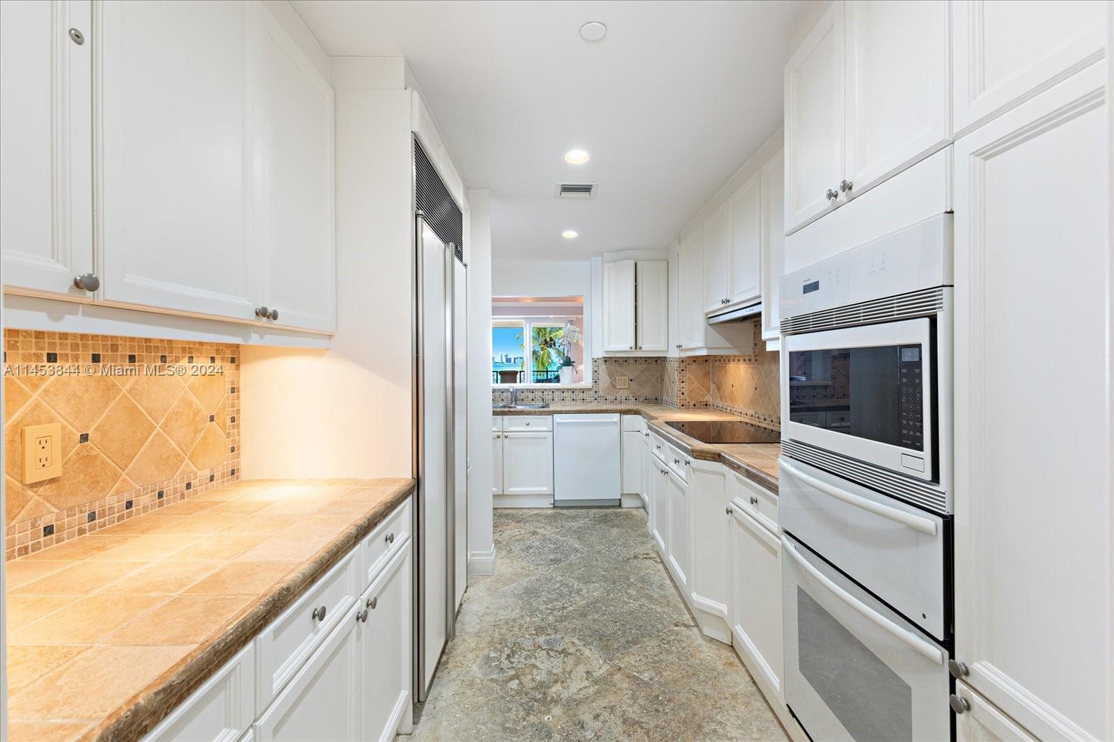 BAYVIEW AT FISHER ISL CON - Residential