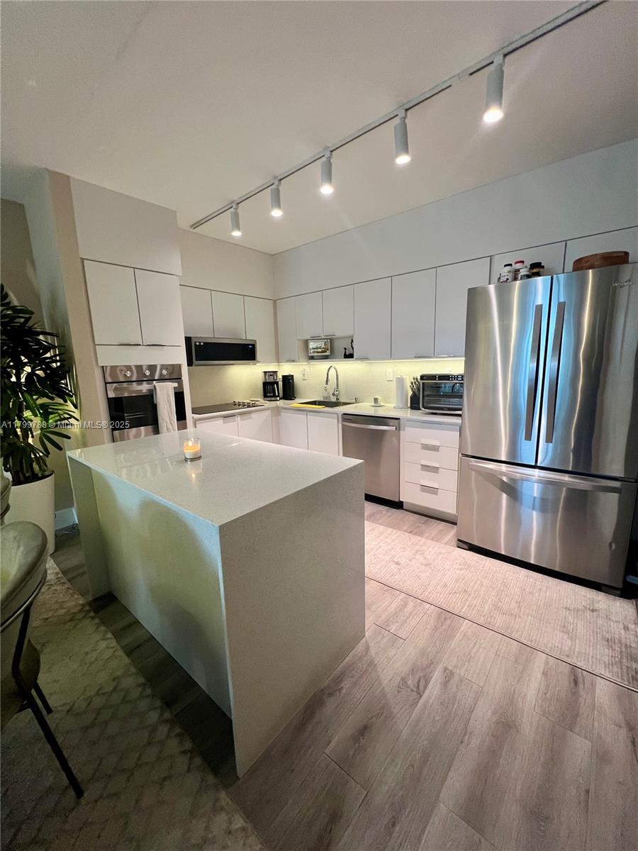 19390 Collins Ave 303