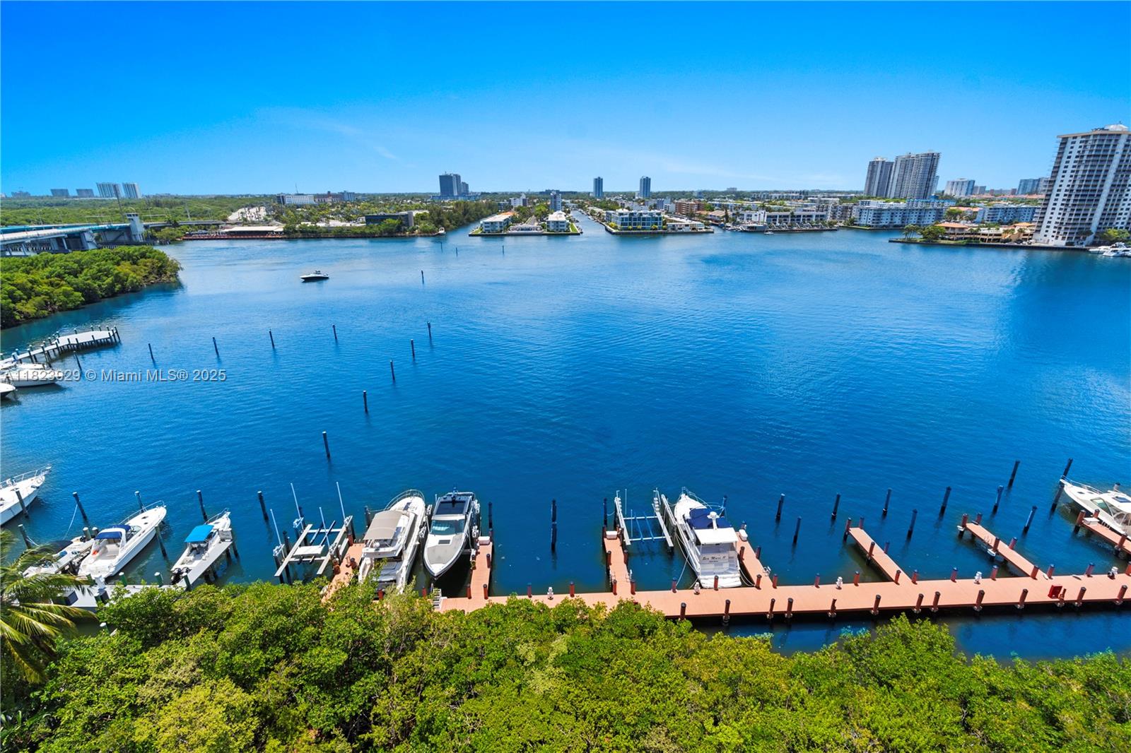 17050 N Bay Rd PH1201, Sunny Isles Beach, FL, 33160/$1,450,000 4 17050 N Bay Rd PH1201