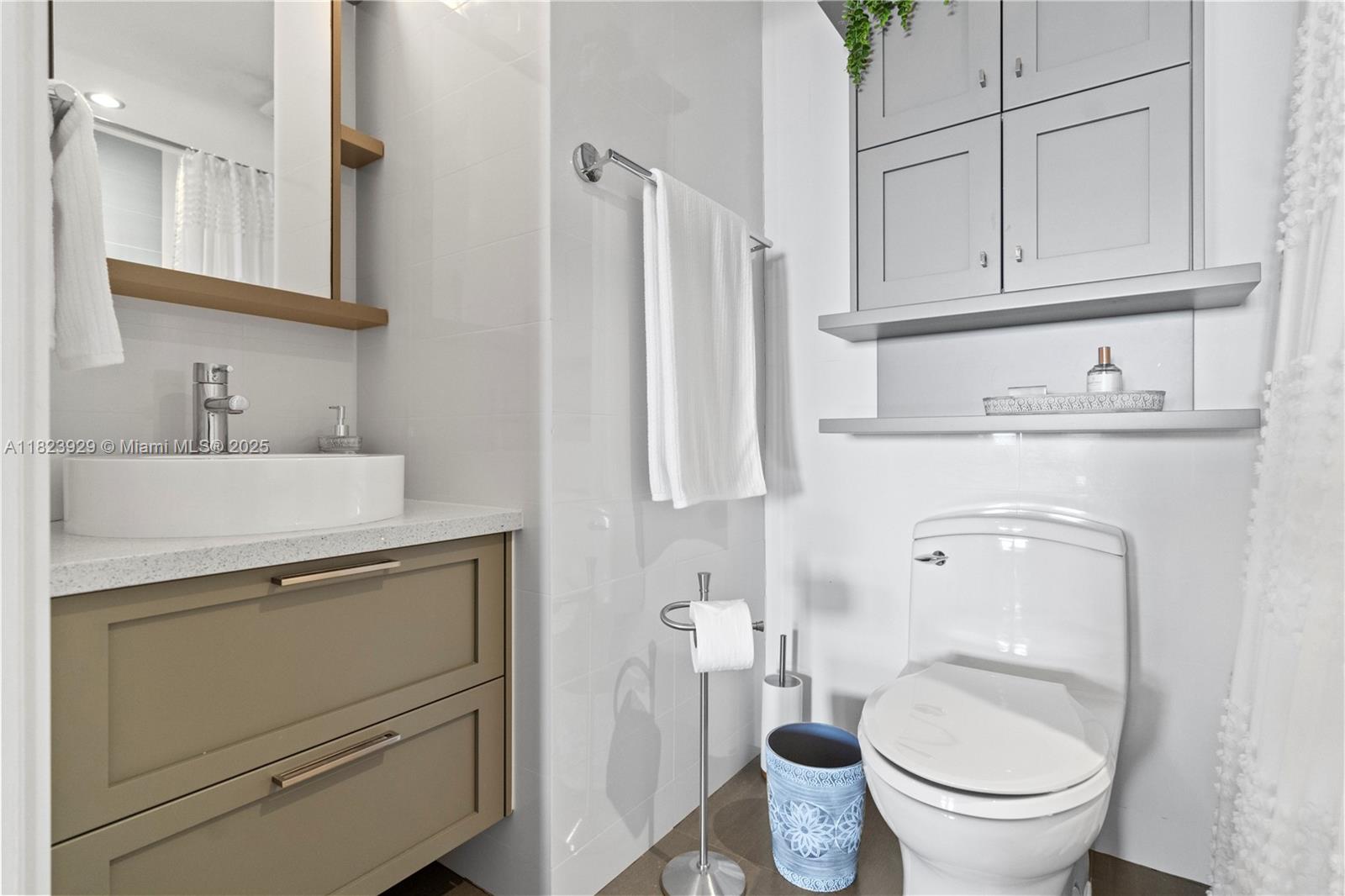 GOLDEN BAY CLUB CONDO - Residential