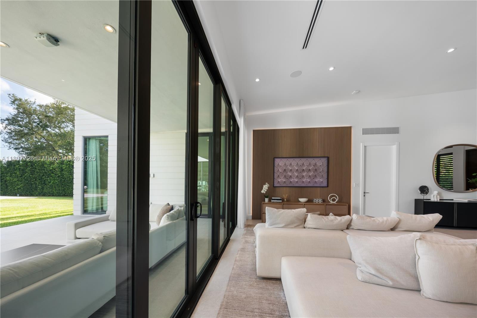 JUNELAND - Residential