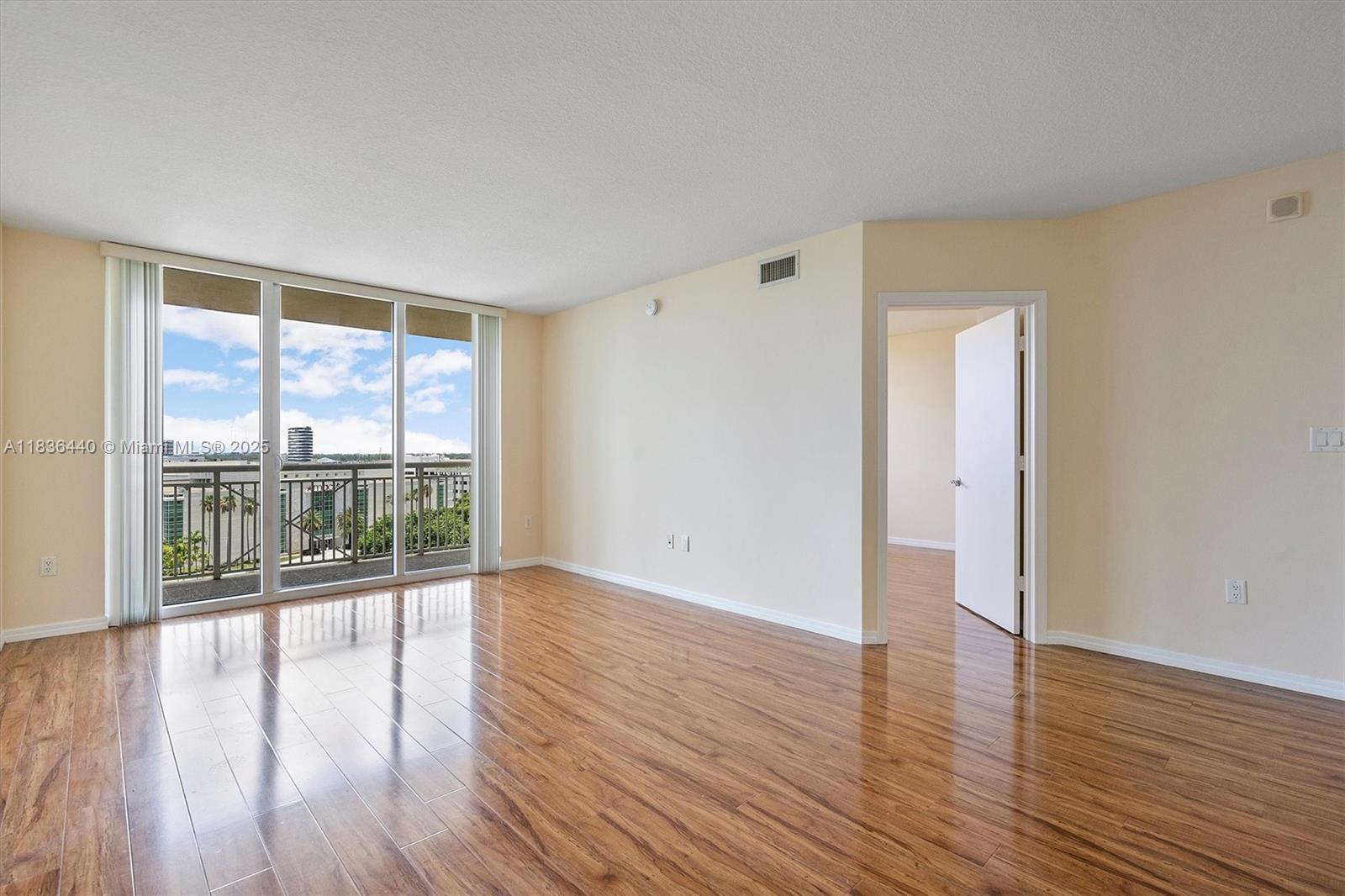 19501 W Country Club Dr 912, Aventura, FL, 33180/$399,000 4 19501 W Country Club Dr 912