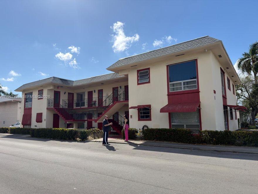 GREAT INVESTMENT OPPORTUNITY! PRICED TO SELL CLEAN AND COZY 2 BEDROOM 1 BATH IN A QUIET AREA. GREAT LOCATION ONLY A FEW MINUTES FROM THE BEACHES, GULFSTREAM, SHOPPING CENTERS ETC... ALL WINDOWS WILL BE REPLACED.