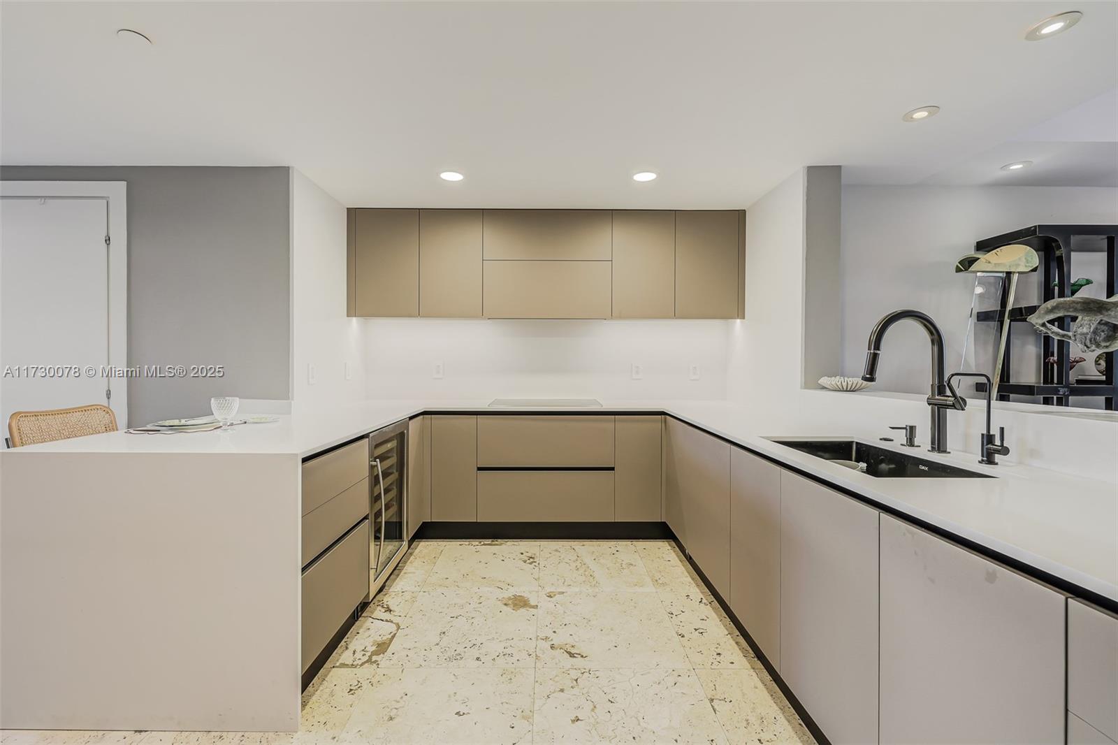 GROVENOR HOUSE CONDO - Residential Lease