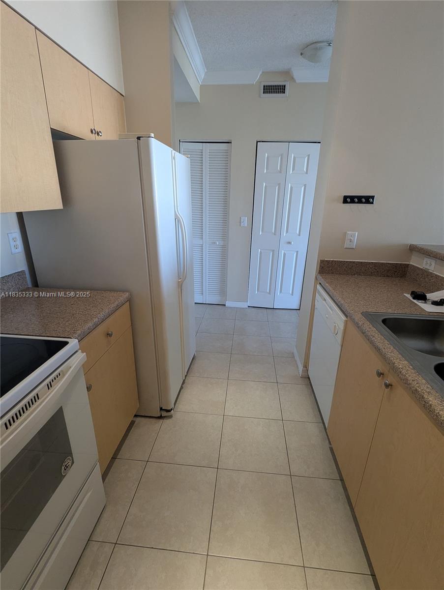 MONTECITO PALM BEACH COND - Residential