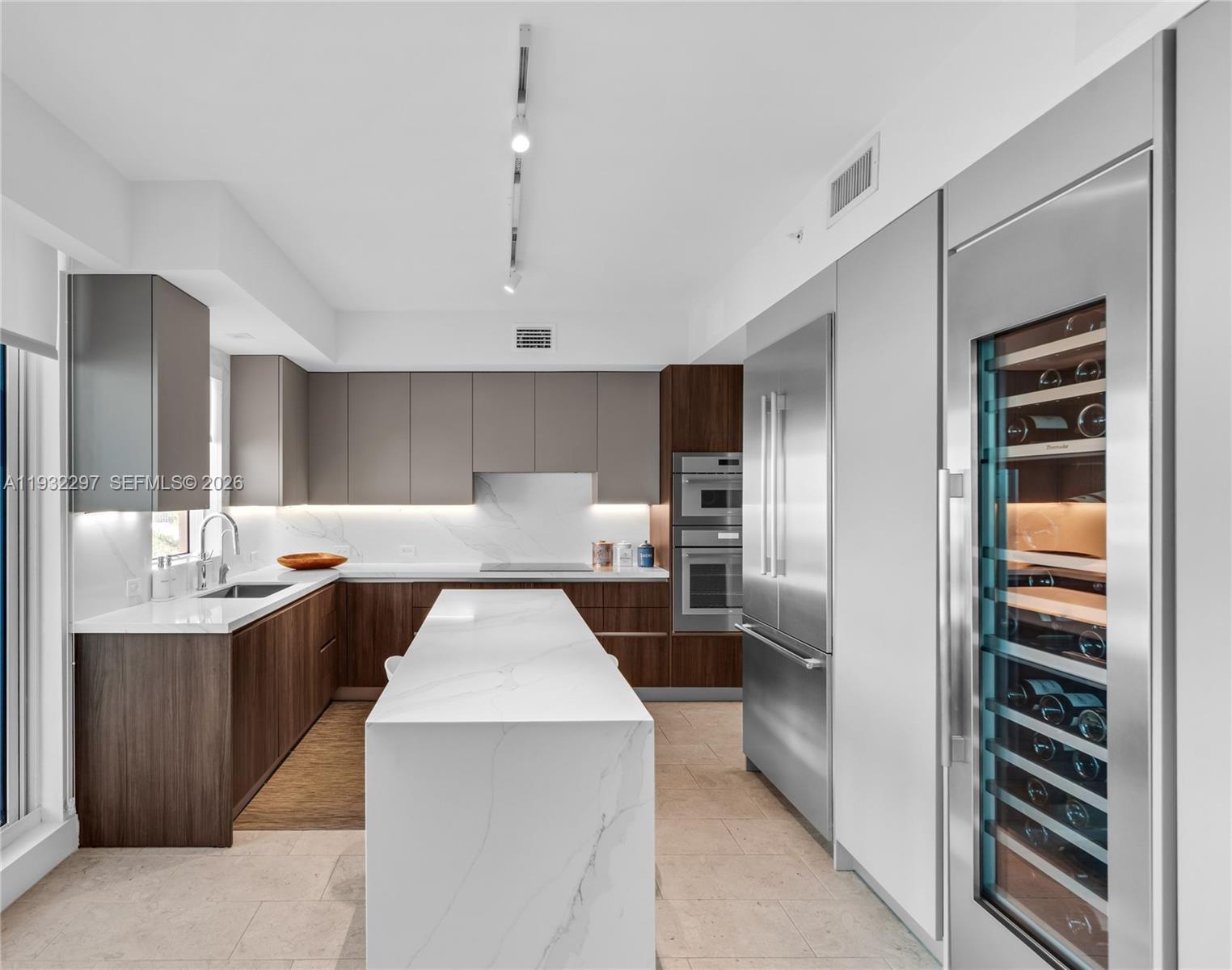 CLUB TOWER THREE CONDO - Residential