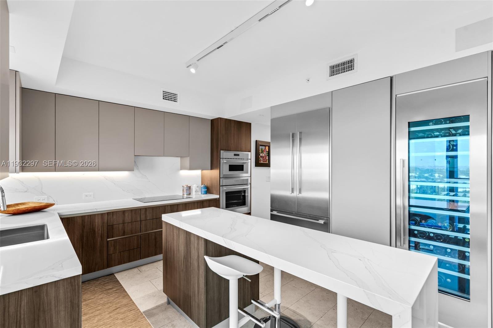 CLUB TOWER THREE CONDO - Residential