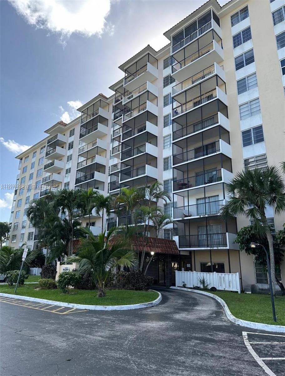 New to the market! This 1 bedroom and 1.5 bathroom unit is fully remodeled and very spacious! Washer/dryer inside unit! Kitchen features stainless steel appliances and quartz countertops. The flooring is vinyl wood flooring throughout! Perfect for investors. Unit is leased until Jan 2026. Tenant pays $1525 a month. Call/Text LA for more info and showings!