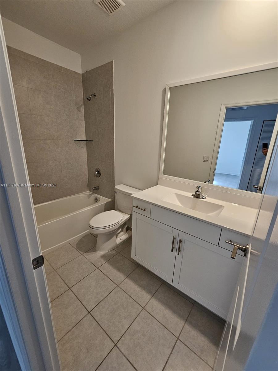 AQUABELLA NORTH REPLAT - Residential Lease