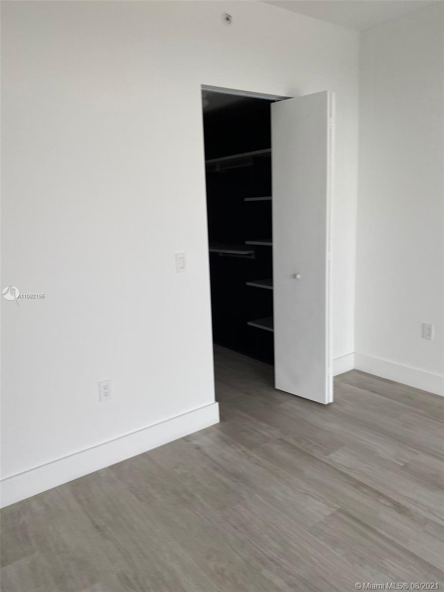 Superb location!
Comfortable Space!
Tons of amenities e.g. Tennis courts, gym, media room, pool, hot tub.
Very easy to see
*** PLS READ BROKER REMARKS ***