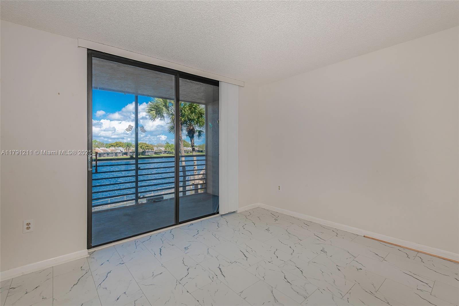Property for Sale at 1100 Colony Point Cir 208, Pembroke Pines, Miami-Dade County, Florida - Bedrooms: 1 
Bathrooms: 2  - $199,000