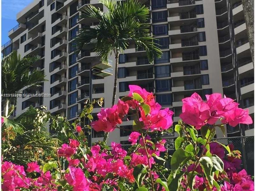 The corner unit you were waiting for now available , Spectacular corner unit  nestled in the prestigious Brickell Key , a blend of luxury and privacy to wake up every morning enjoying sunshine and water views from this amazing unit overlooking Biscayne Bay and city views. 2 bedrooms 2.5 bathrooms, split floorplan, bright and spacious open layout over 1347 sqft, remodeled,wraparound balcony to enjoy it all. 
Walking distance to entertainment venues like dinning, shopping,and more.
Paradise is here ! Brickell Key,Welcome Home A1615 with the +++ of 3 parking spaces.- EASY TO SHOW