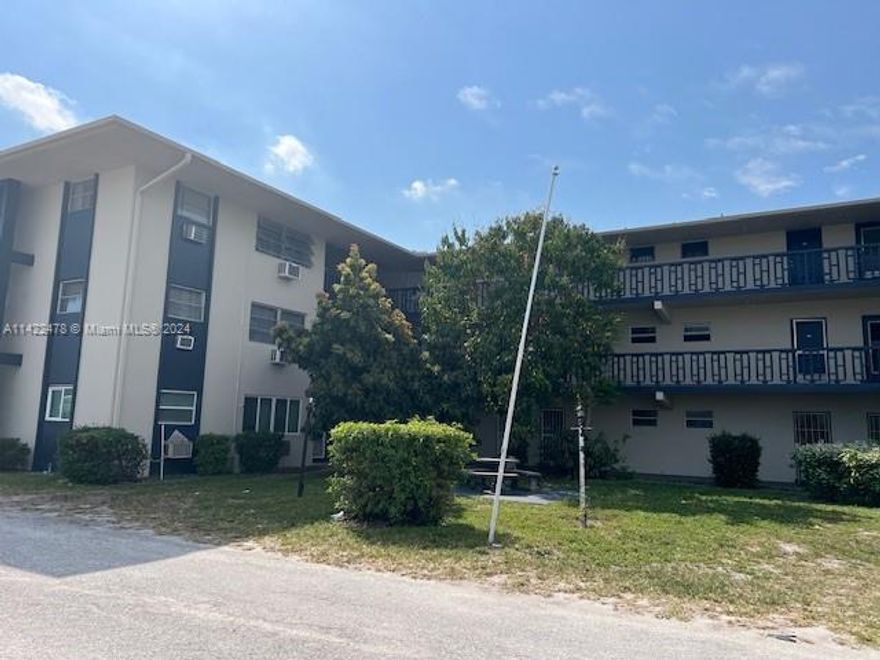 Beautiful corner unit 2 Bedrooms & 1 Bathroom on the 1st floor, investors friendly! Won't last!! Great location, close to US1. Remodeled kitchen with granite countertops, plenty of closet space, Remodeled bathroom. Laundry facility onsite. Convenient to shopping, bus routes and thoroughfares. Close to beach. Act fast before it's gone! Motivated Seller.