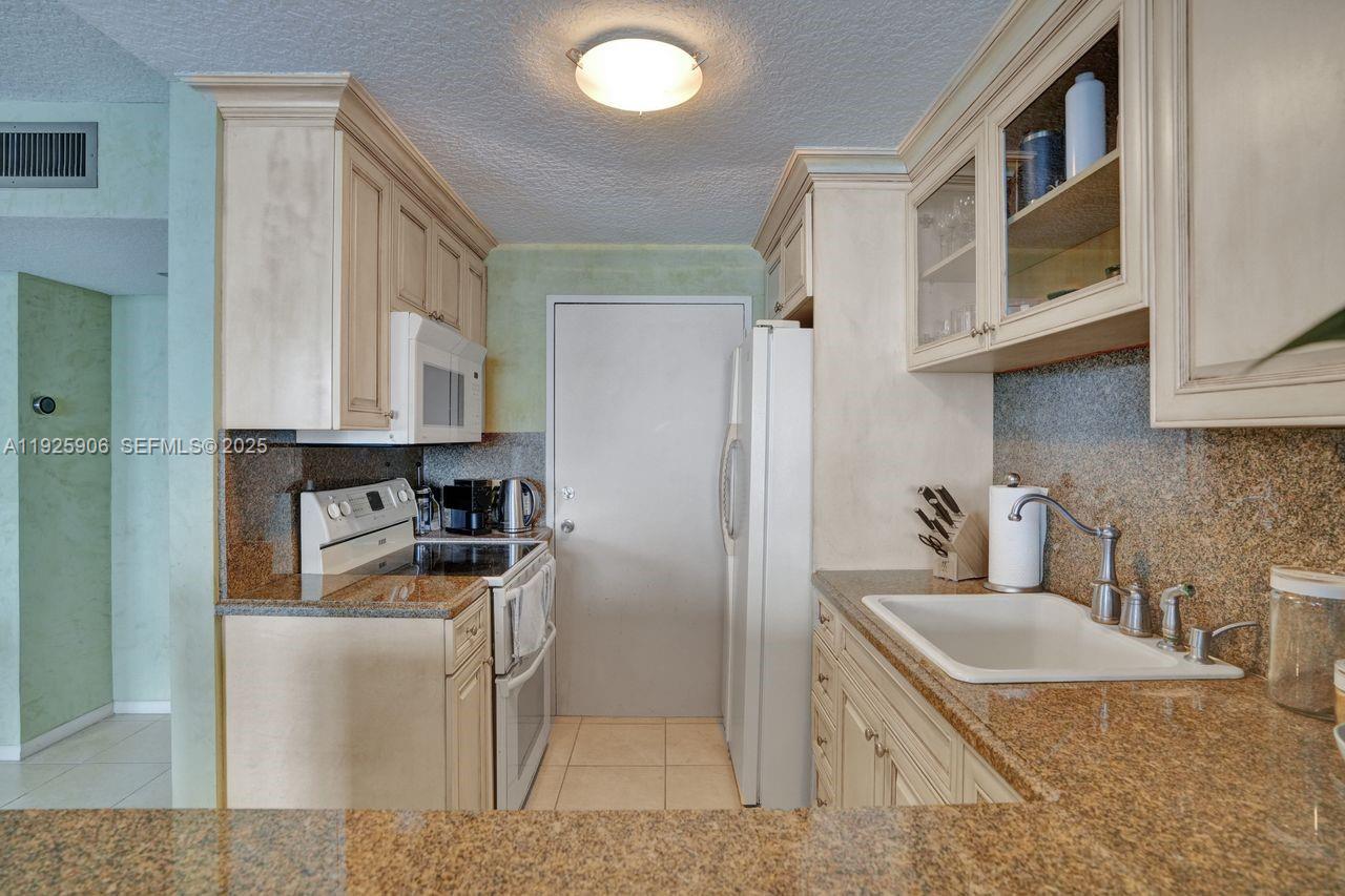 BAYVIEW TERR CONDO - Residential