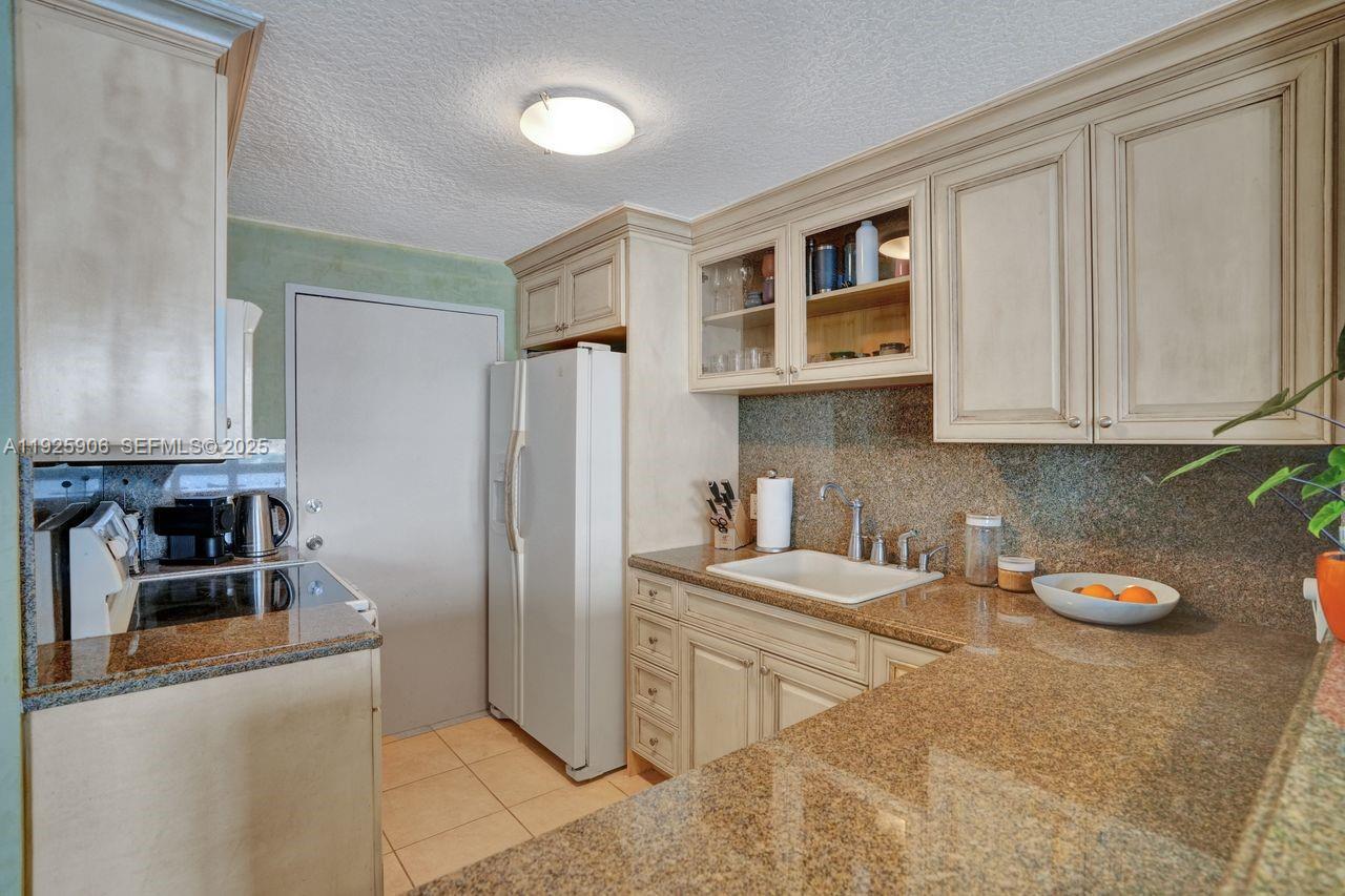 BAYVIEW TERR CONDO - Residential