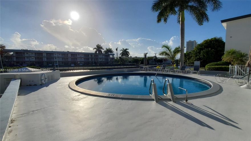 Rent this charming 1 bed & 1 bath, bath and kitchen updated, unique marble countertop. Beautiful and relaxing view to the canal. The rent includes water and 1 parking space, 5 minutes walking distance from shoppings, grocery stores, parks, Gulfstream and few minutes from the beach so welcome to the paradise! Perfect for 1 person or a couple. Big master bedroom with separate entrance. Can be rented 6 months or 1 year.