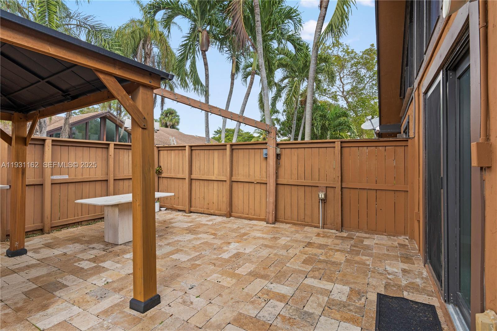 BRIAR BAY TOWNHOUSE ESTAT - Residential Lease