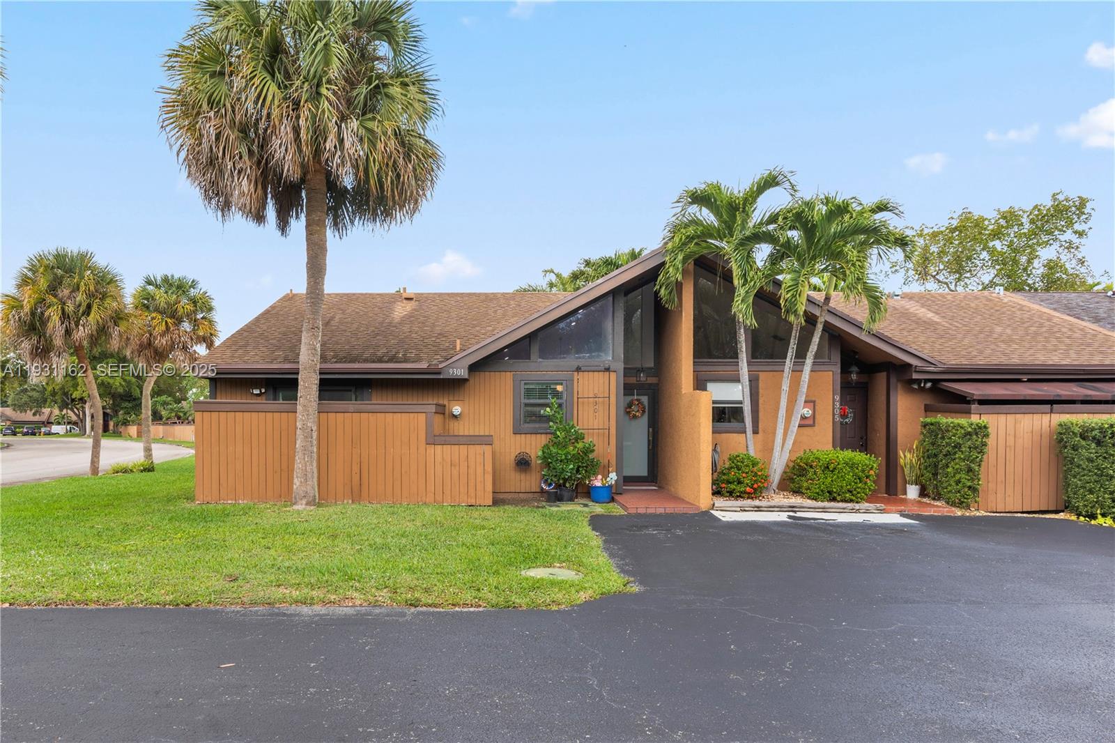 BRIAR BAY TOWNHOUSE ESTAT - Residential Lease