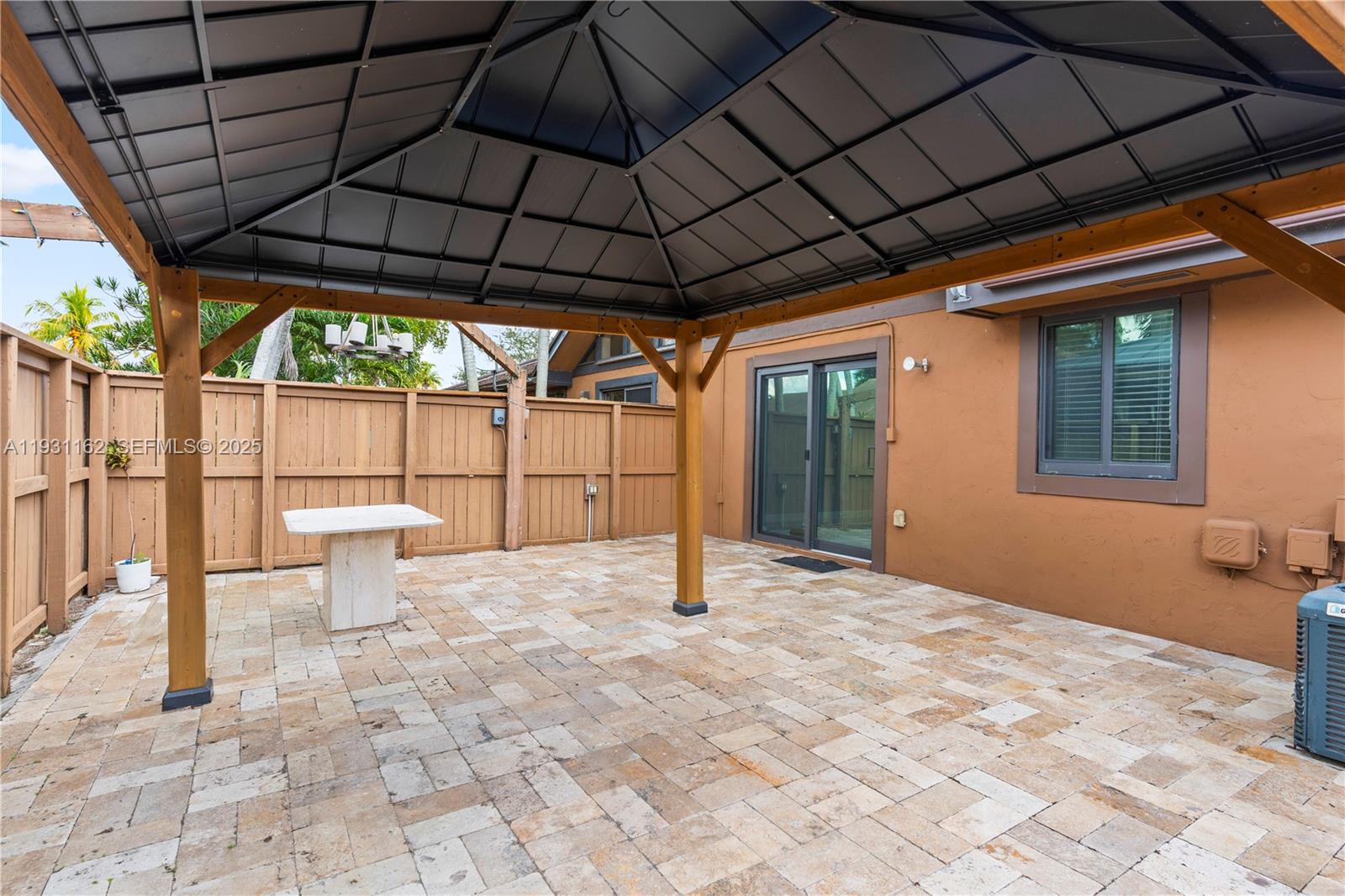 BRIAR BAY TOWNHOUSE ESTAT - Residential Lease