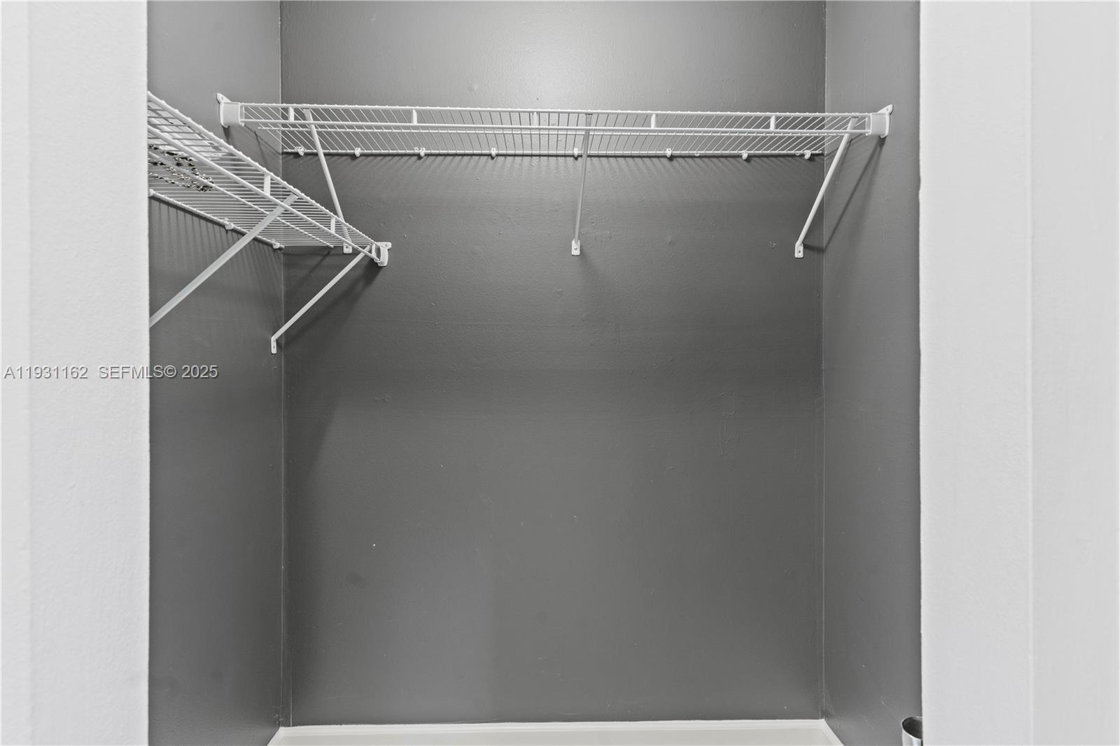 BRIAR BAY TOWNHOUSE ESTAT - Residential Lease