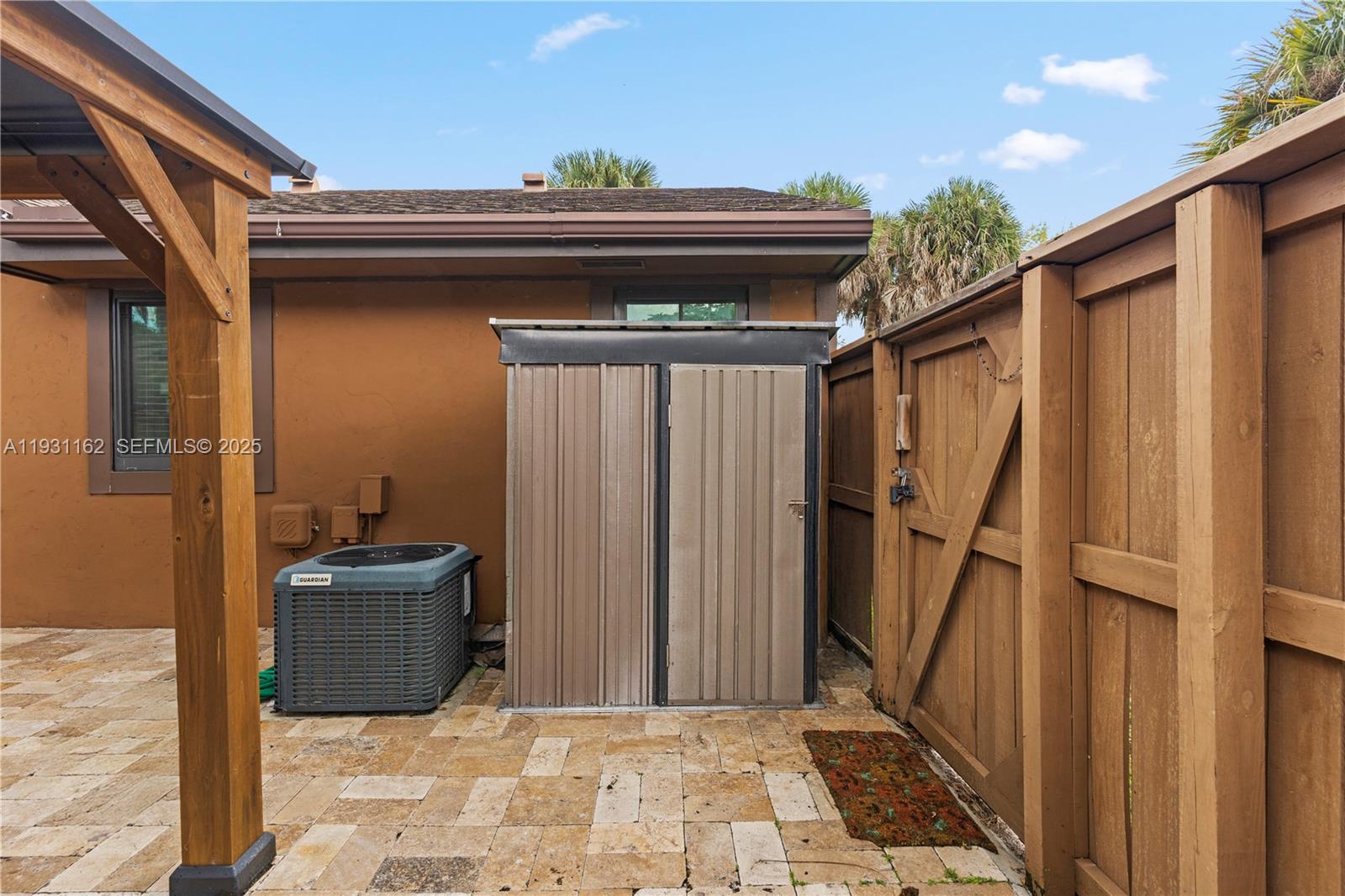 BRIAR BAY TOWNHOUSE ESTAT - Residential Lease