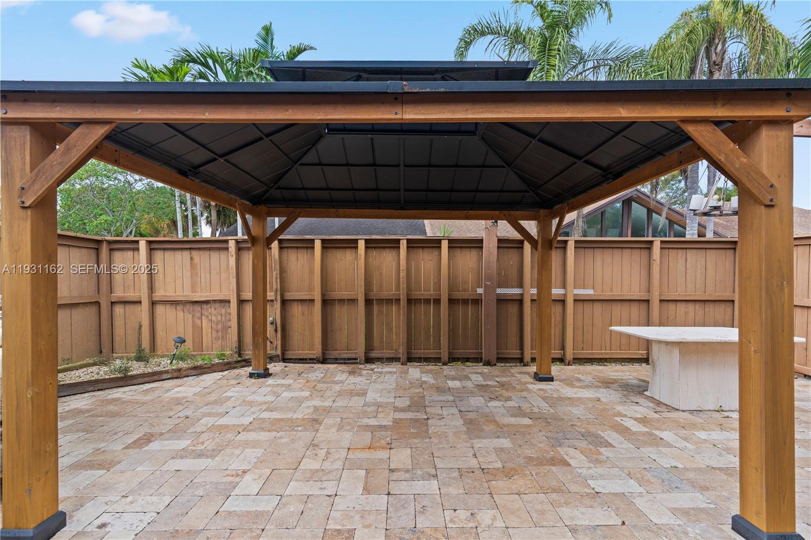 BRIAR BAY TOWNHOUSE ESTAT - Residential Lease