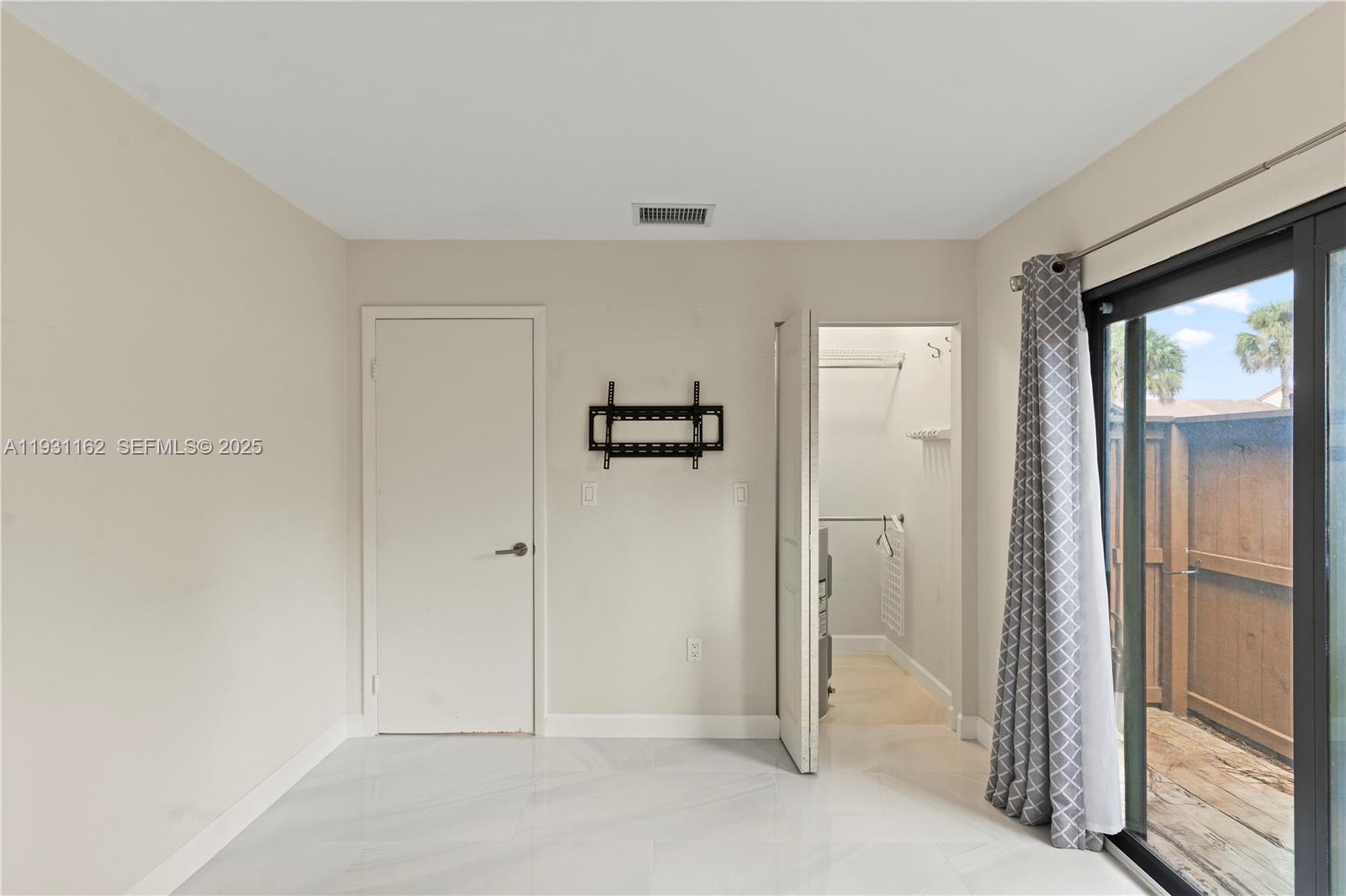 BRIAR BAY TOWNHOUSE ESTAT - Residential Lease