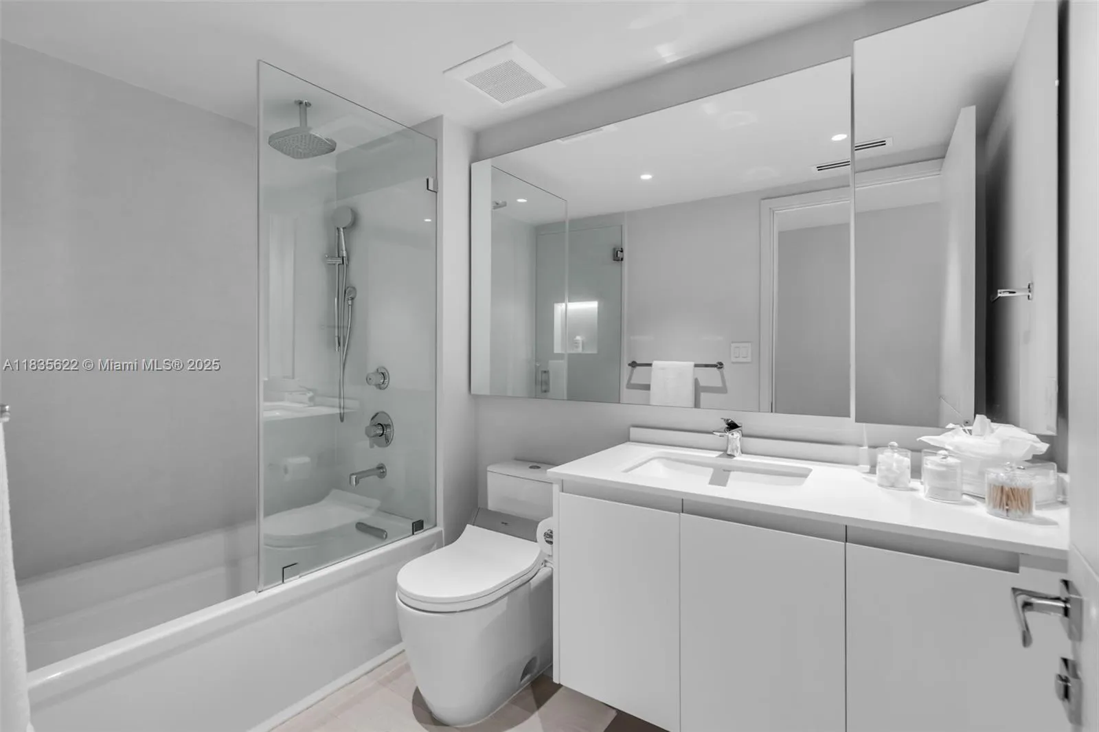 Key Biscayne, Florida 33149, United States, 3 Bedrooms Bedrooms, ,5 BathroomsBathrooms,Residential,Active,165782