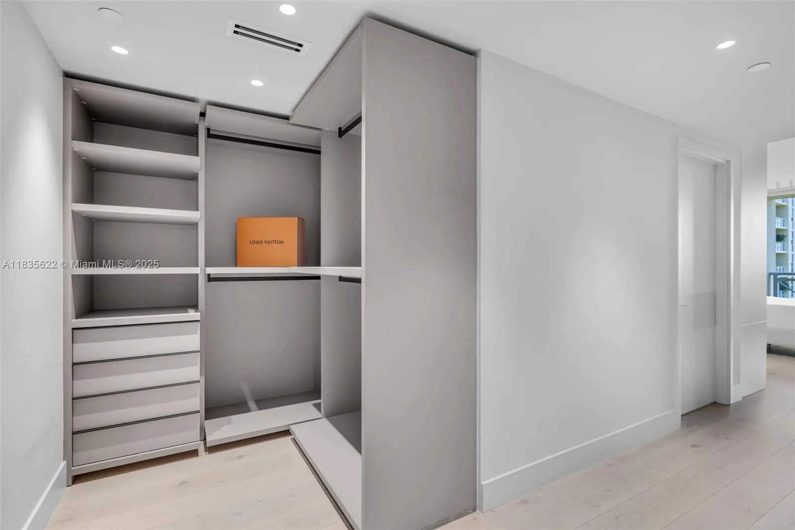 Key Biscayne, Florida 33149, United States, 3 Bedrooms Bedrooms, ,5 BathroomsBathrooms,Residential,Active,165782