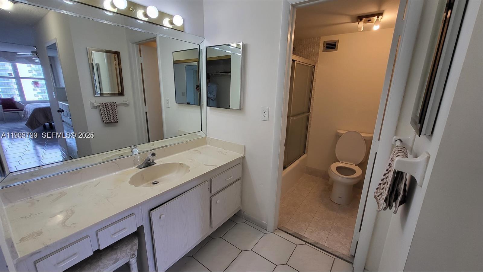 HALLMARK OF HOLLYWOOD CON - Residential