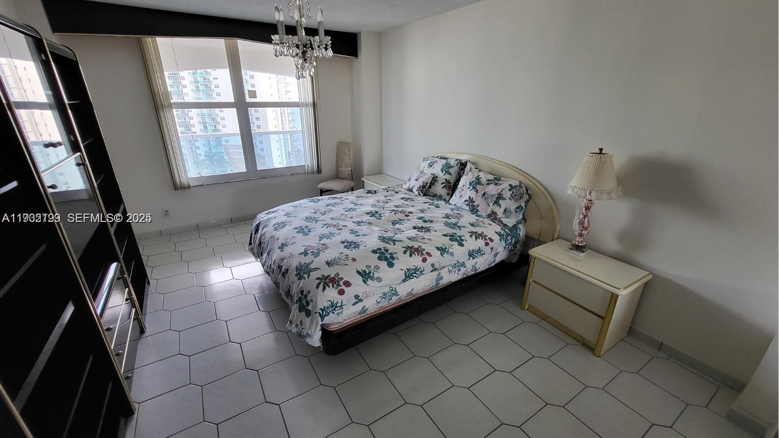 HALLMARK OF HOLLYWOOD CON - Residential