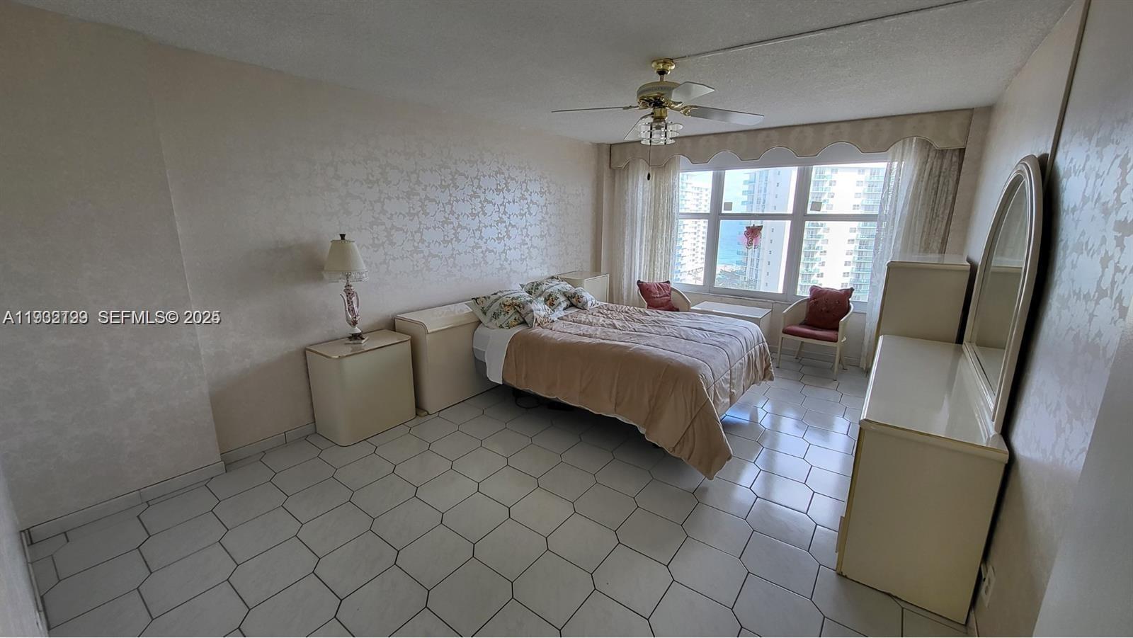 HALLMARK OF HOLLYWOOD CON - Residential