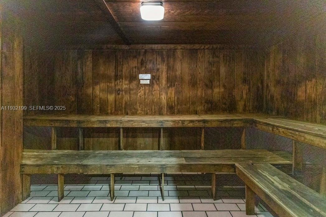 HALLMARK OF HOLLYWOOD CON - Residential