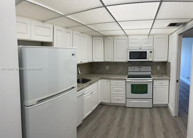 PALM-AIRE C C APTS 102 CO - Residential Lease