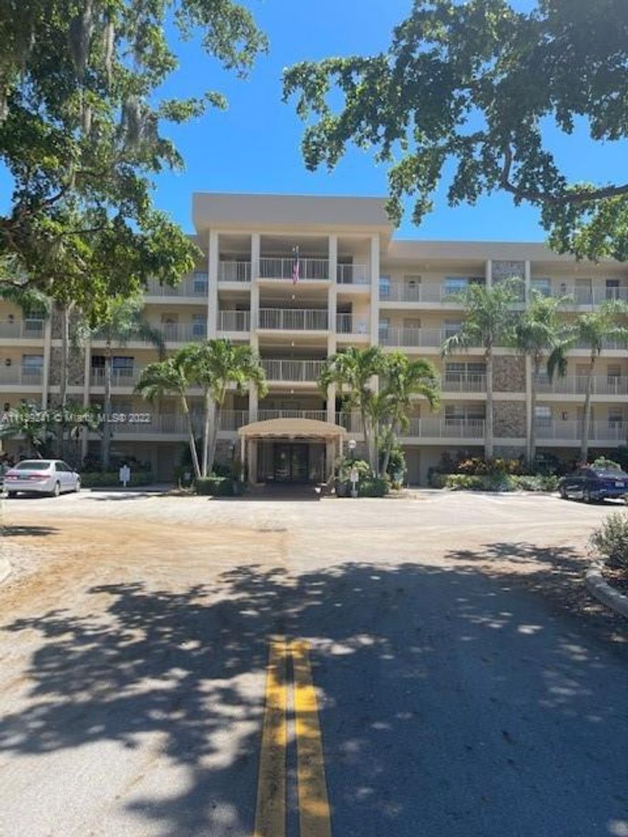 Very good and well condition condo loacted in ground floor, upgrade bethrooms in a great location whith a spectacular view on glof course and lake. Washer and dryer in unit, upgraded kitchen. Public park adjacent to building with playground, basketball, tenis courts and more. Aditional is near to shool Pine Crest, Cardinal Gibbons and Saint Coleman.Min 700 Credit score