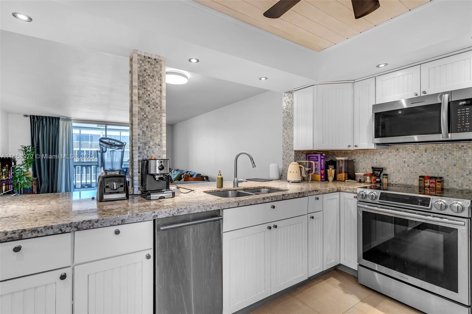 Beautifully renovated corner unit in Meadowbrook Towers. Large living room, renovated and open kitchen, with stainless steel appliances, new AC, ample closets spaces, enclosed/screened balcony Conveniently located few minutes away from supermarkets, banks, Starbucks , houses of Worship, kids playgrounds, just Steps away from the beach and more.
