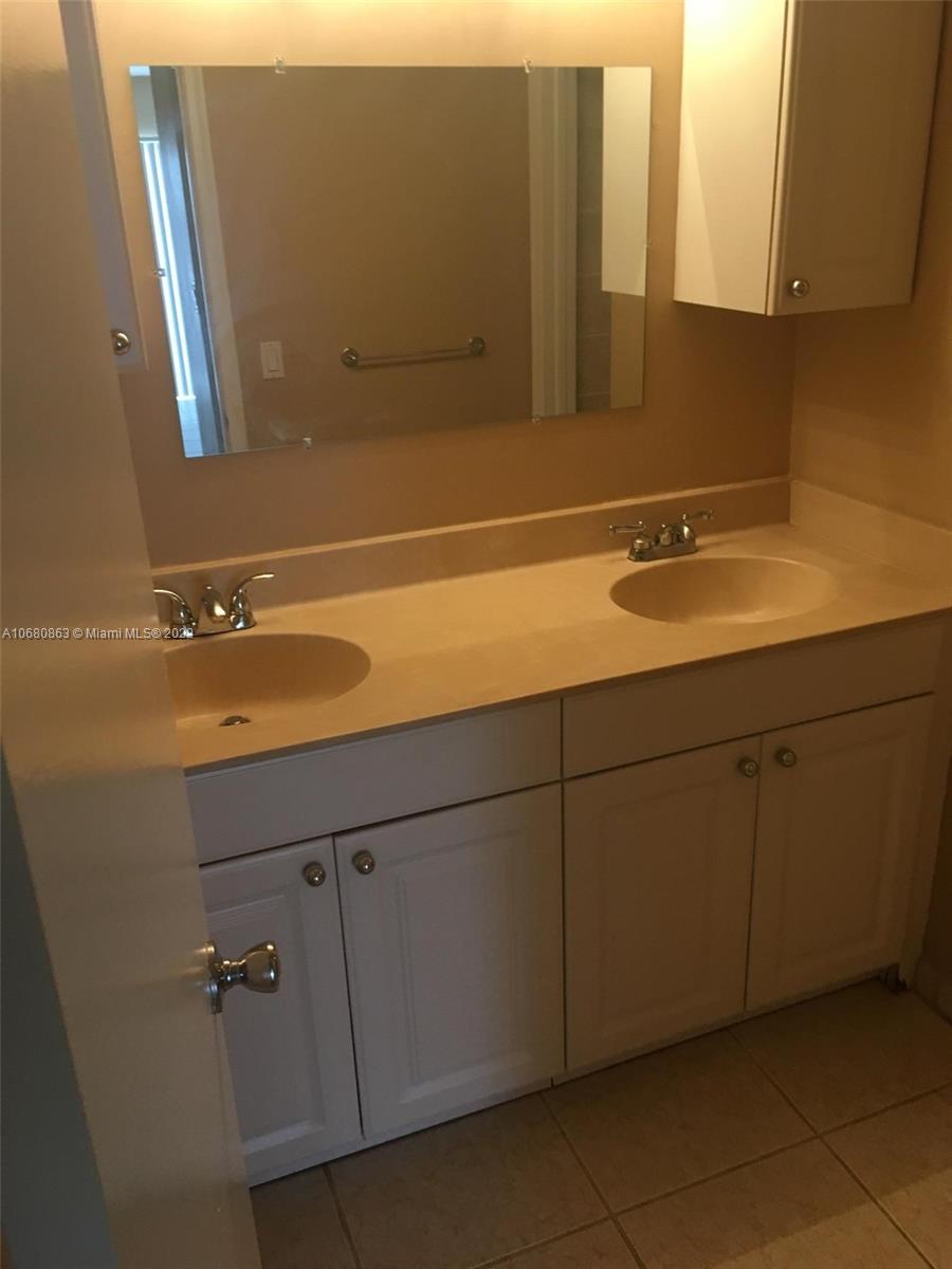 LAKES OF INVERRARY CONDO - Residential